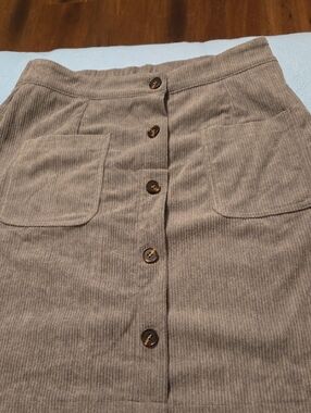 No brand name gray Skirt Ribbed soft corduroy size Med. waist 14 in length 19 in